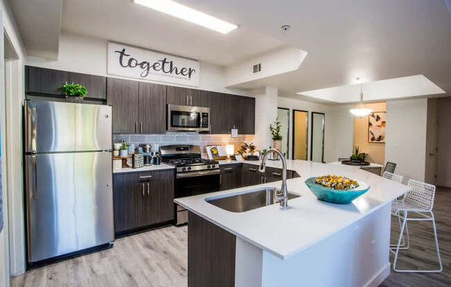 SPACIOUS, TRANQUIL 
LIVING IN HENDERSON