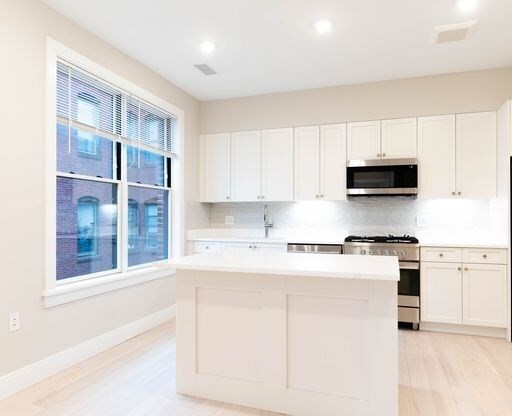 1 bed, 1 bath, 695 sqft, $3,375, Unit 303