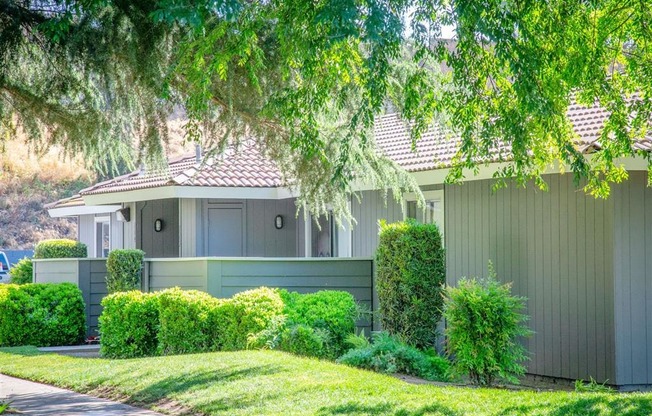 Courtyard With Green Space at Courtyard at Central Park Apartments, Fresno
