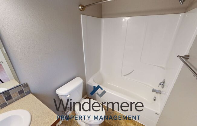 3 beds, 2 baths, 1,064 sqft, $1,595, Unit chin260-1