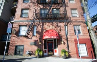 Fantastic Goose Hollow Location: Classic Studio w/ Vintage Character!