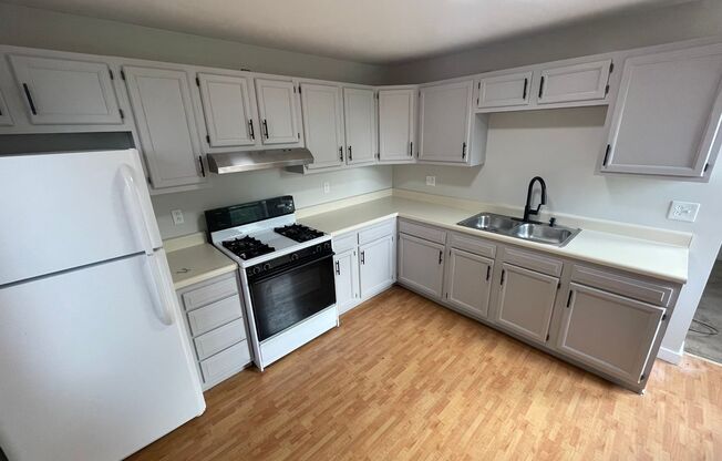 155 Kendall Ave - (06122)