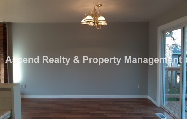 Available NOW & Price Drop! 4 Bed, Fenced Yard, Quick Access to Schools, Outlet Mall, Troutdale Station Food Carts & I84