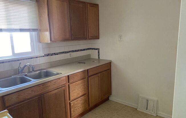 4 beds, 1 bath, $1,200, Unit 11202 (Upper)