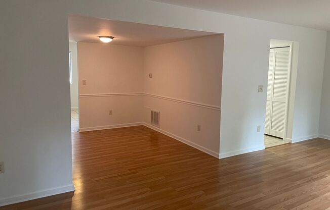 Broadneck Schools! End unit Townhome in Walnut Ridge! Easy access to Route 50!