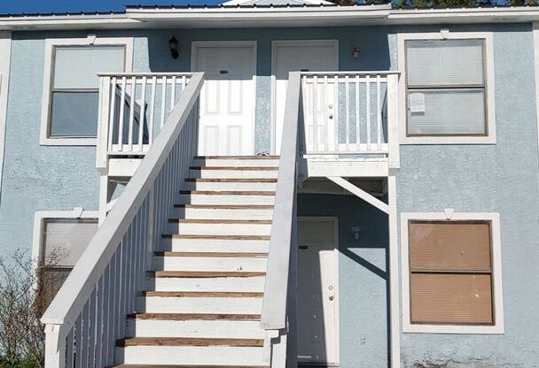 Efficiency Apartment in PCB! Basic Cable TV, Water/Sewage & Lawncare Included!!