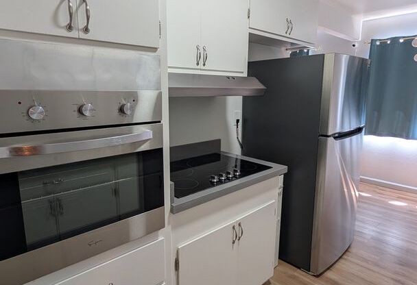 Modern Top Floor Condo, Newly Remodeled -Upgraded kitchen and bathroom