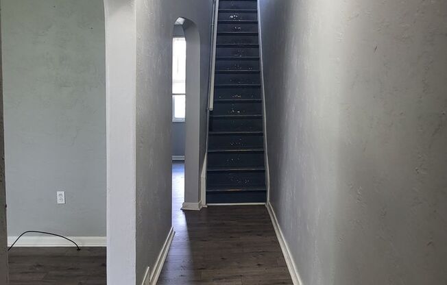 Spacious 2 bedroom in Mt Oliver! Available June 15th!