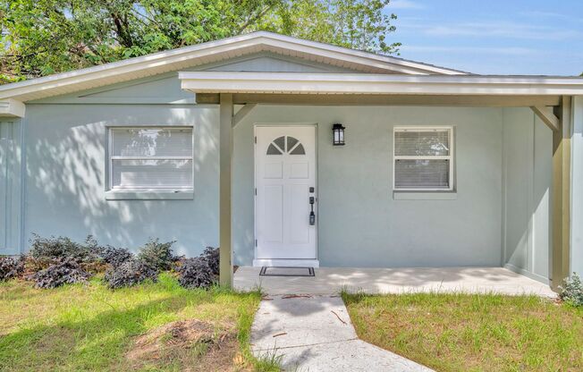 Charming 3 Bedroom, 2 Bathroom House!