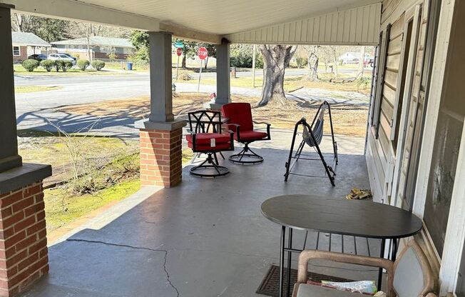 Cozy 2 Bed, 1.5 Bath Home off Whitehead Circle