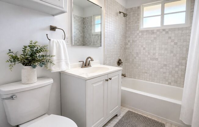 Move-In Ready Upstairs 1-Bed Unit in 1553-1555 Riverside Dr. Glendale, CA 91201
