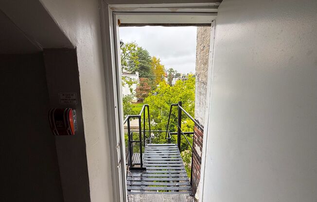 3 beds, 1 bath, 936 sqft, $1,350, Unit 7