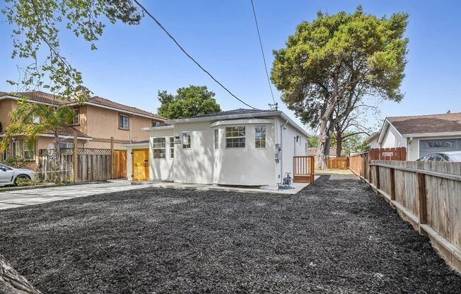 Charming 2 bedroom, 1 bathroom house