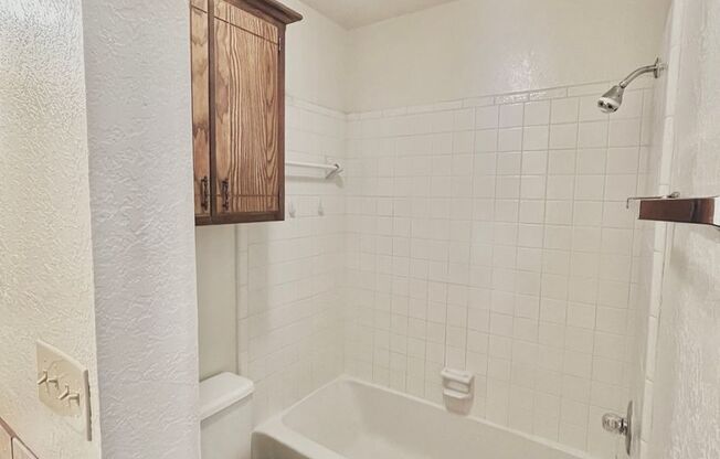 2 beds, 1 bath, 850 sqft, $825, Unit 7B