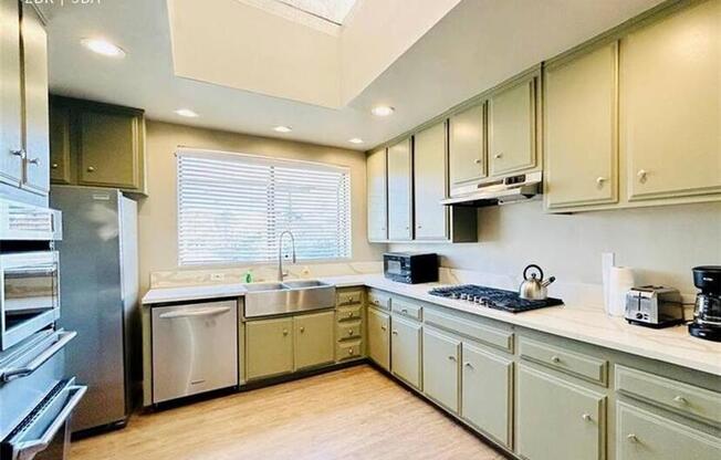 226 S Rexford Dr