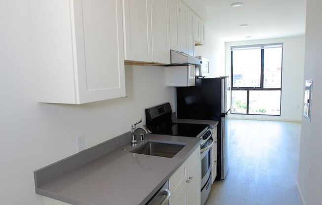 Studio, 1 bath, 340 sqft, $2,630, Unit 1335 Folsom St, Unit 502