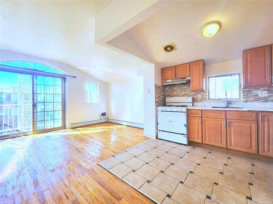 3 beds, 2 baths, $2,600, Unit 3RD FL