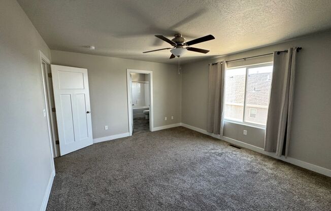 3 beds, 2.5 baths, $1,695, Unit # #C