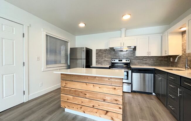 2 beds, 1 bath, 700 sqft, $1,445, Unit 11