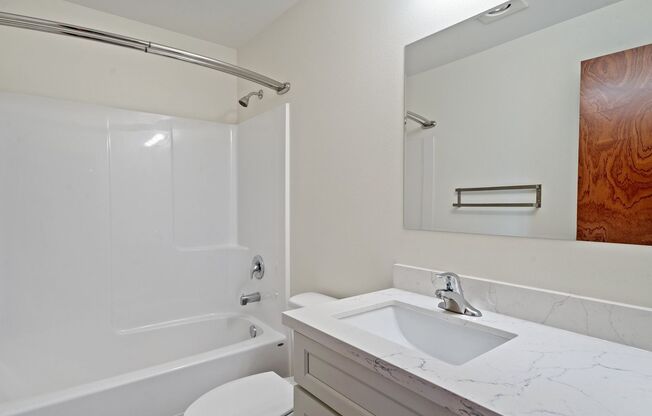 2 beds, 1 bath, $2,000, Unit 535 NE Vena Street