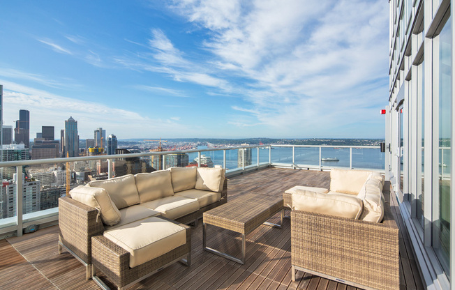 Luxurious 1Bed Condo w/ Den! Welcome to Insignia! Available Mid July