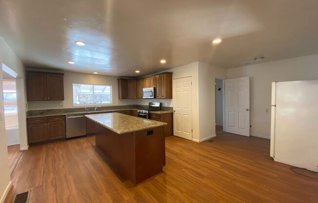 Large House, Close to Campus!!