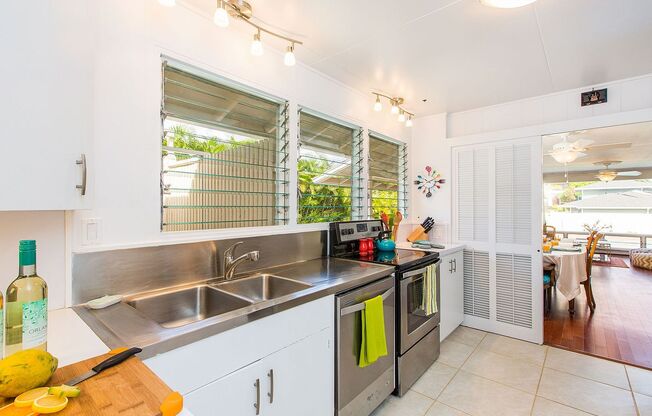 2bd/2ba Home w/Private Pool, Upscale decor, & Near Kahala Beach. Kahala Cottage