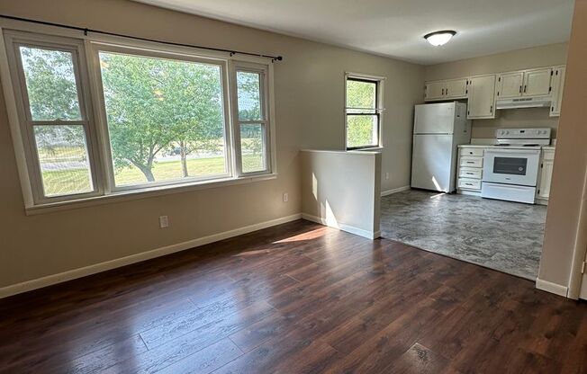 2 beds, 1 bath, $925, Unit 8A