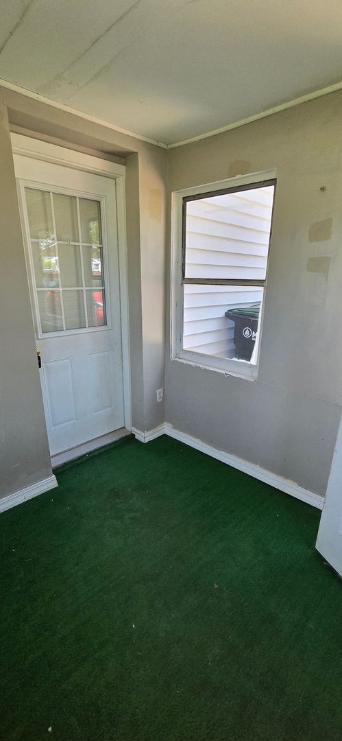 Spacious 1 bed with Storage Shed!