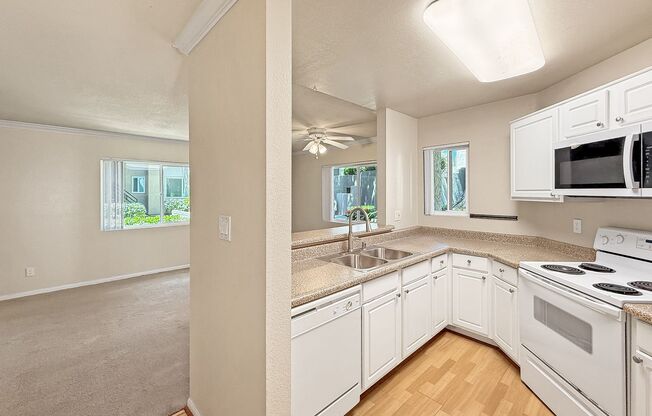 Gorgeous 1B/1BA Condo w/ Washer/Dryer, Walk-In Closet & Resort-Style Amenities!