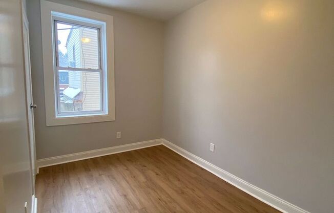 2 beds, 1 bath, $2,050, Unit A4