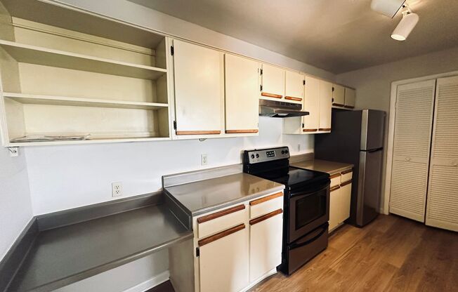 1 bed, 1 bath, 580 sqft, $1,370, Unit Regency Gardens G208