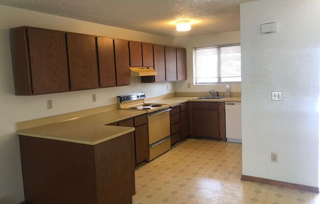 2 beds, 1 bath, 712 sqft, $1,050, Unit 38
