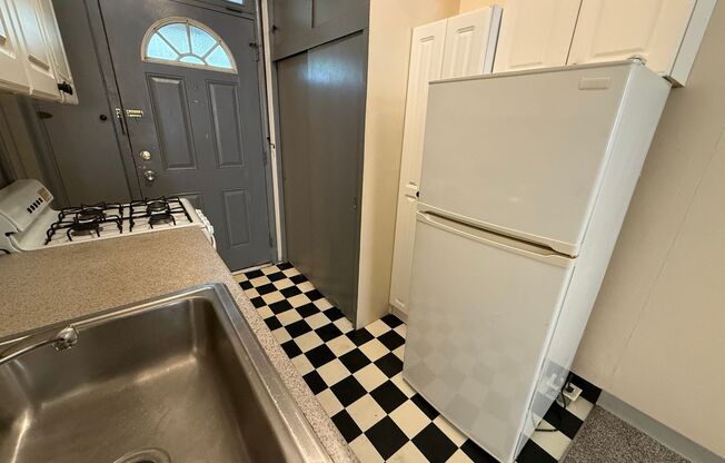 Studio, 1 bath, $700, Unit 3