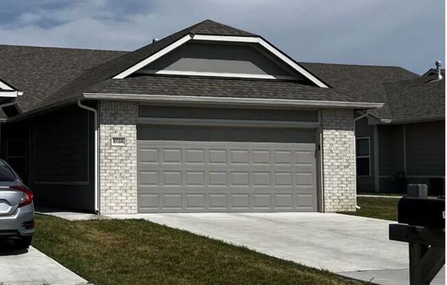 Classy Town Home Close to McConnell - Derby Schools