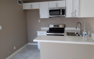 2 beds, 1 bath, $1,200, Unit #28