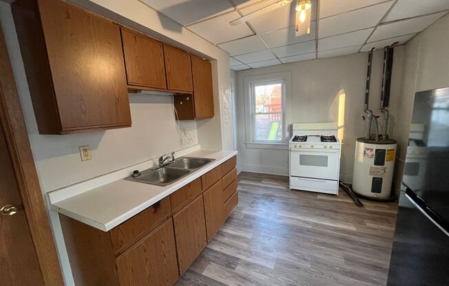 Studio, 1 bath, 300 sqft, $495, Unit #B