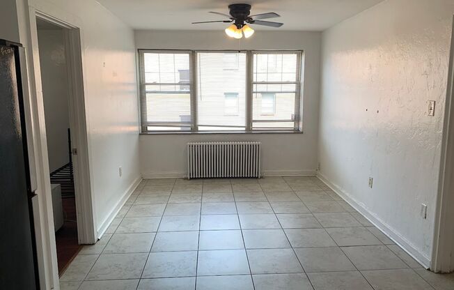 3 beds, 1 bath, $2,250, Unit 306D