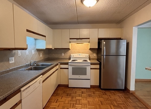 2 beds, 2 baths, 1,055 sqft, $2,400, Unit 318