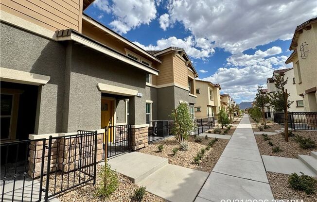 New Cadence Townhome with Quartz Kitchen & Mountain Views
