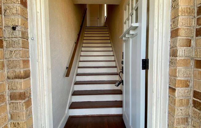 2 bed/1 bath Upstairs Duplex with Private Balcony
