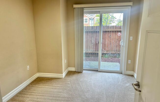 Beautiful 3 bed/2.5 bath townhome in North Seattle! Available Now!