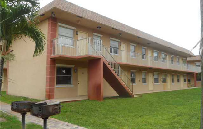 Nice 2-1 apartment with central air , pool and laundry