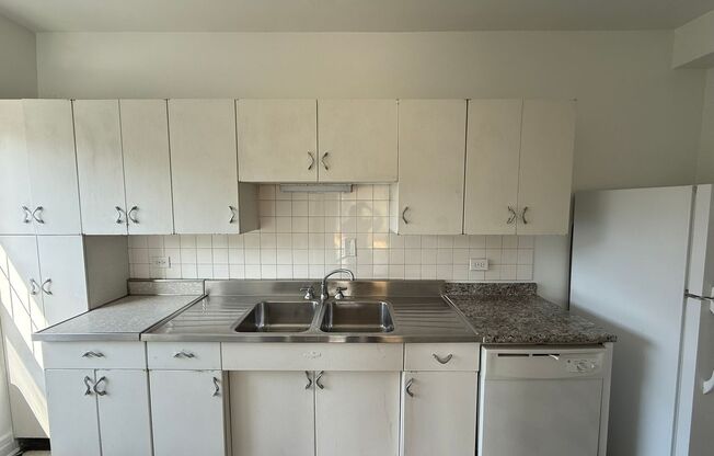 1 bed, 1 bath, 572 sqft, $1,510, Unit Old King Edward 21