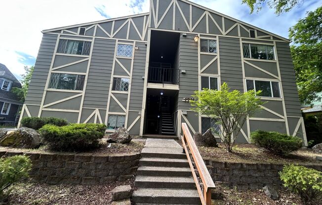 2 beds, 1 bath, 1,000 sqft, $1,295, Unit #7