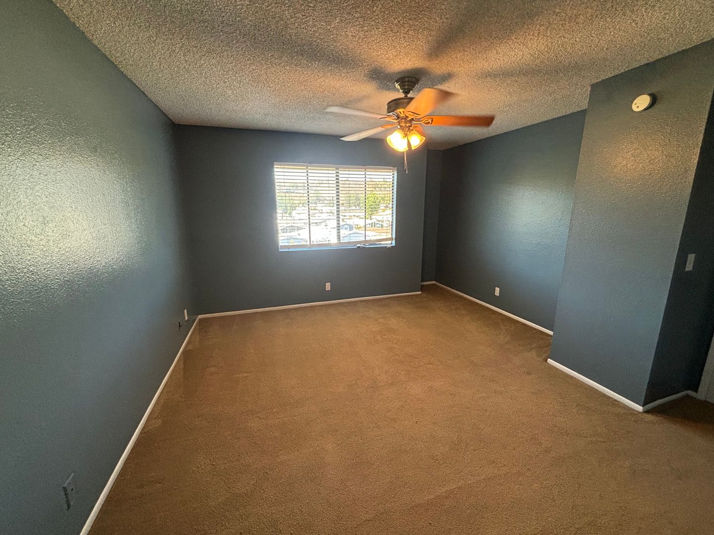 Spacious 3-Bedroom Townhome with Community Amenities in Canyon Country!