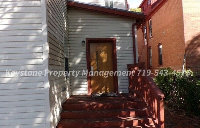 $500 OFF MOVE IN SPECIAL! Downtown Apartment with Private Entrance $1000/$1000