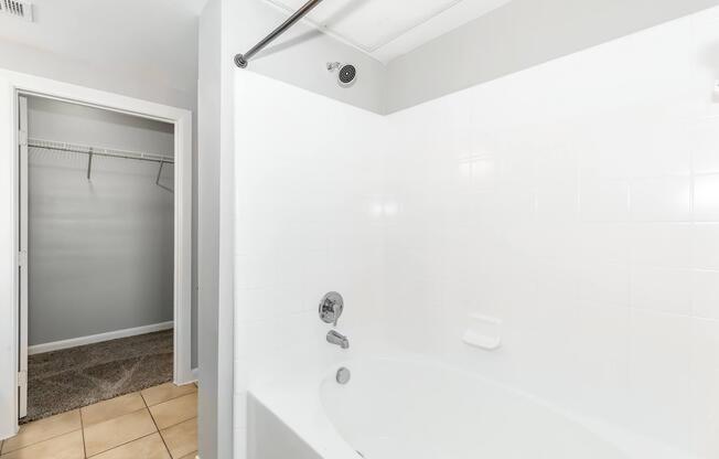 1 bed, 1 bath, 651 sqft, $1,300