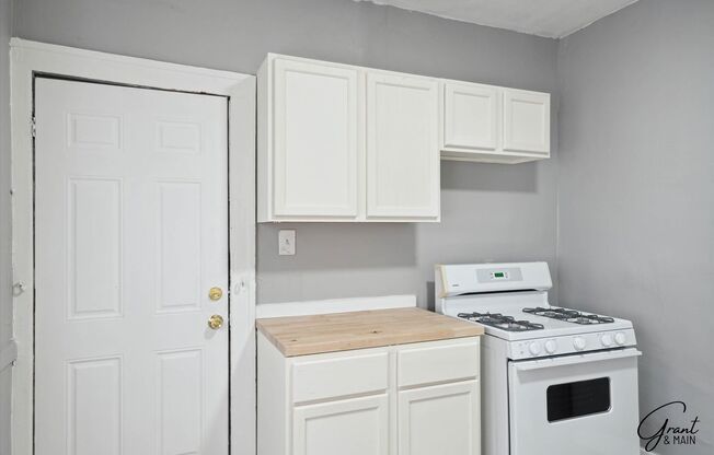 3 beds, 1 bath, $1,100, Unit 3813 - Upper