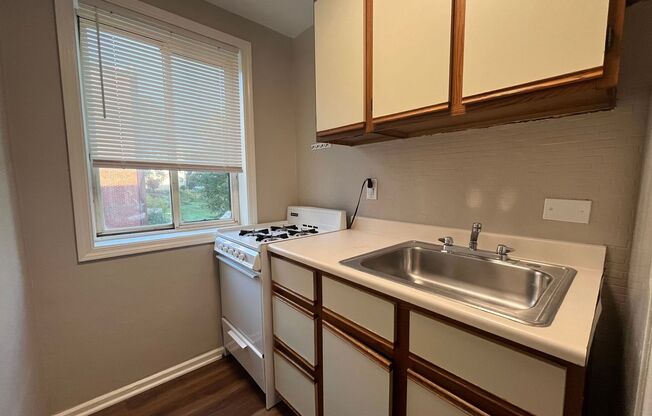 1 bed, 1 bath, $830, Unit 105